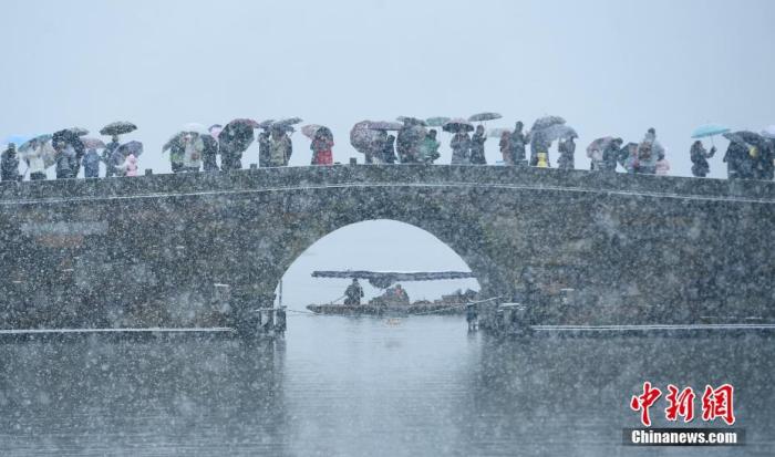雪中的西湖美景吸引游人。 <a target='_blank'  data-cke-saved-href='/' href='/'>中新社</a>記者 王剛 攝
