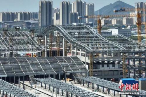 圖為航拍南沿江鐵路江陰站站房屋面鋼結(jié)構(gòu)桁架整體提升現(xiàn)場。(無人機(jī)照片) 中新社記者 泱波 攝